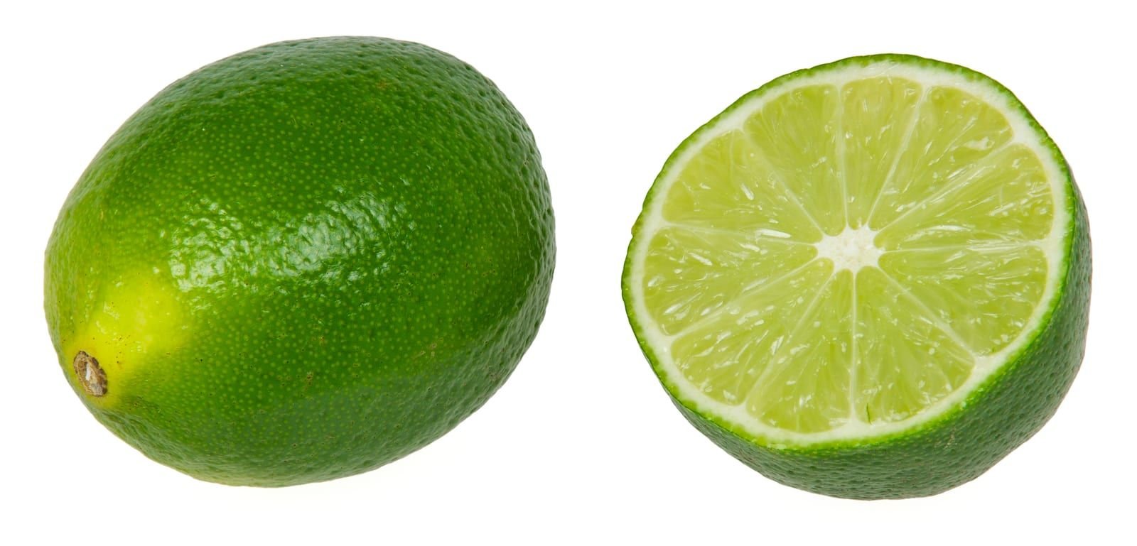Un citron vert entier et un citron vert coupé en deux, sur fond clair.