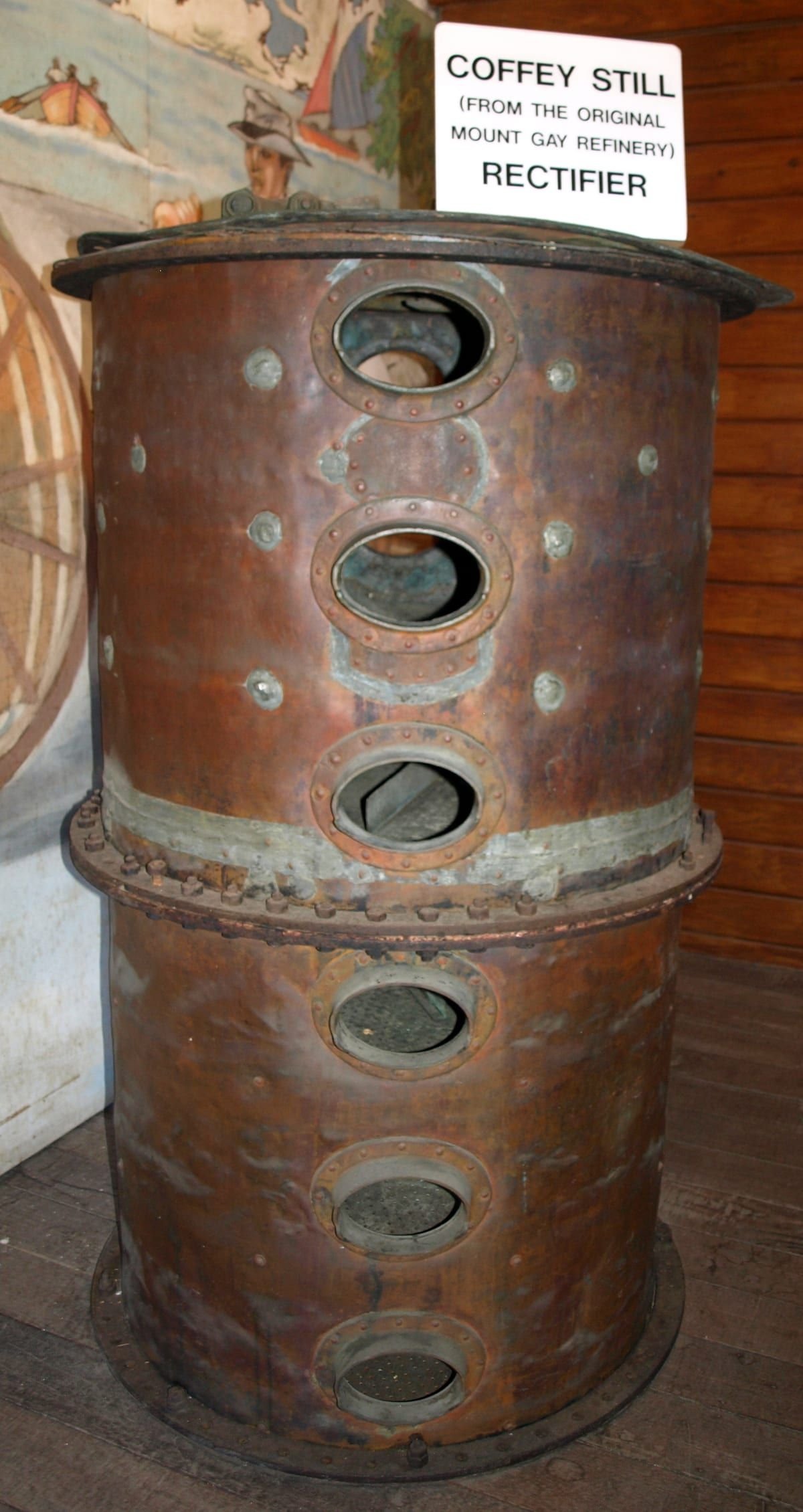 Le rectificateur en cuivre d'une colonne de distillation Coffey, dans une distillerie de rhum.
