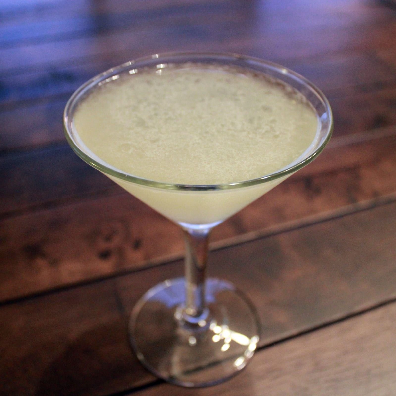 Un daiquiri classique servi droit dans une coupe à cocktail, sans glace.